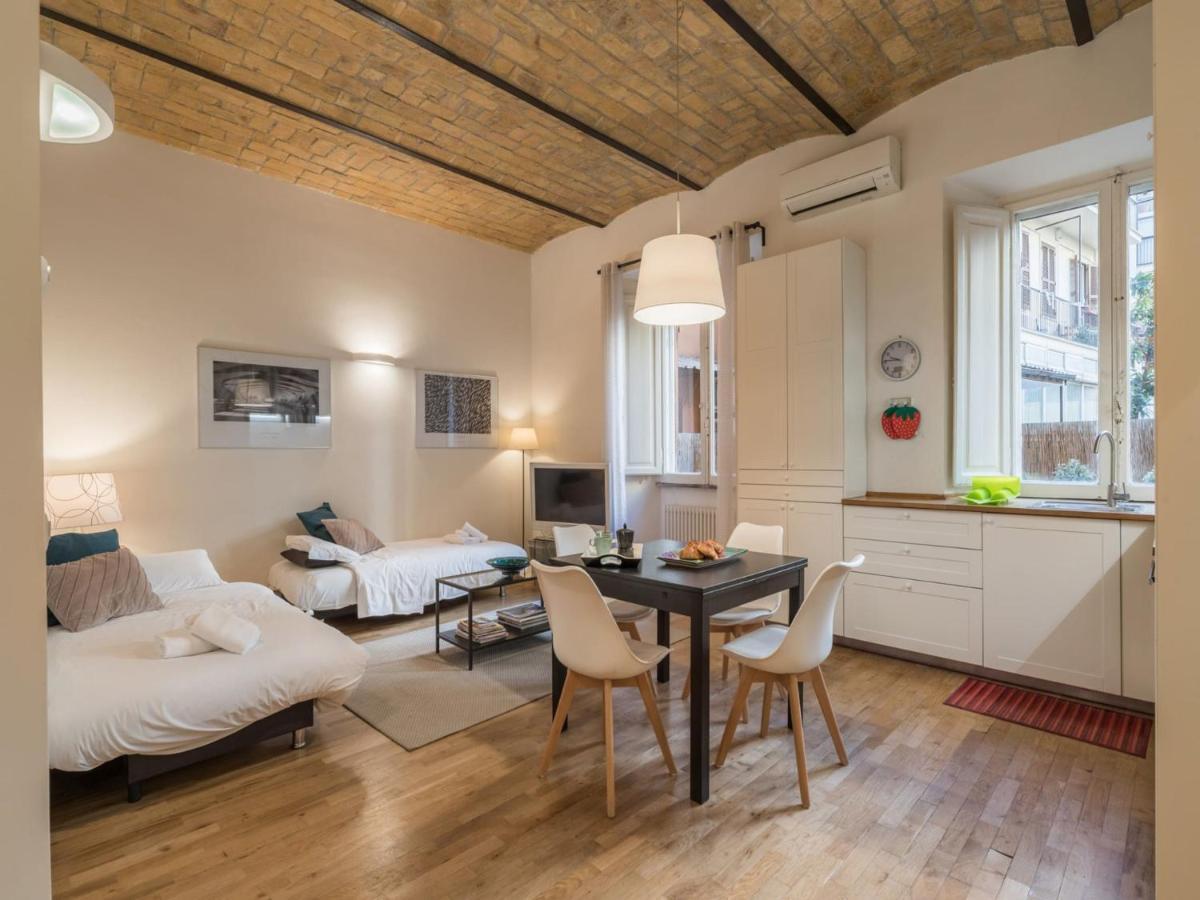 רומא The Best Rent - Elegant Flat Near Colosseum מראה חיצוני תמונה
